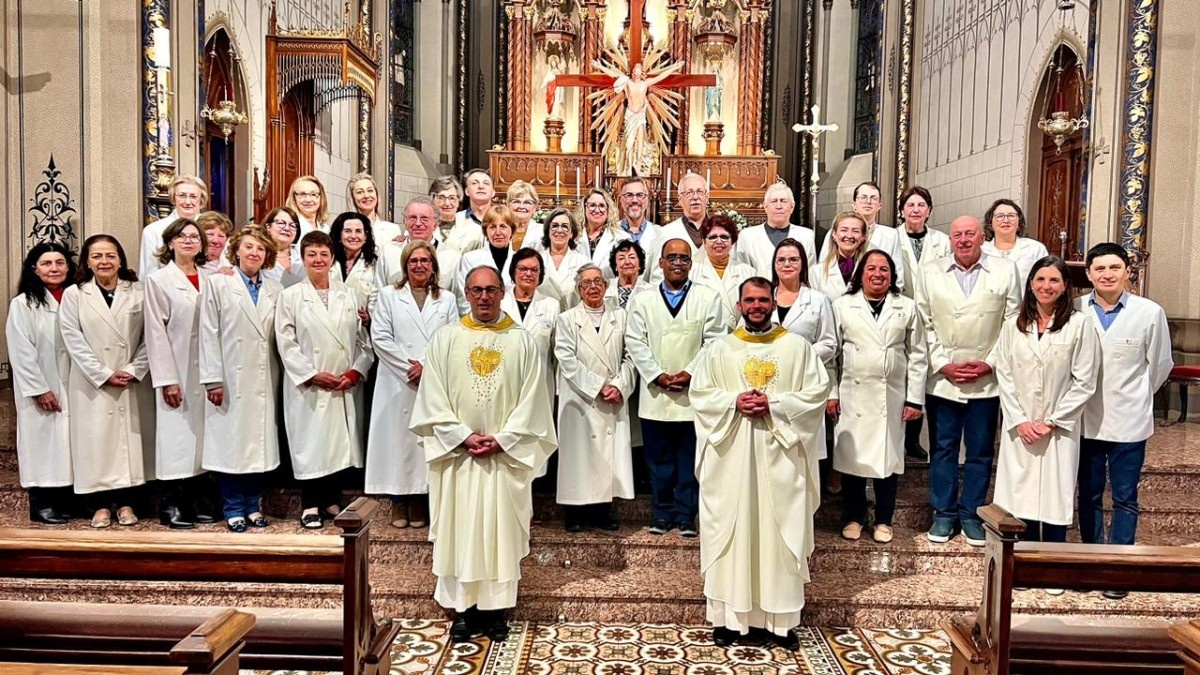 Catedral Diocesana de Caxias do Sul celebra o envio de 45 ministros extraordinários da Eucaristia