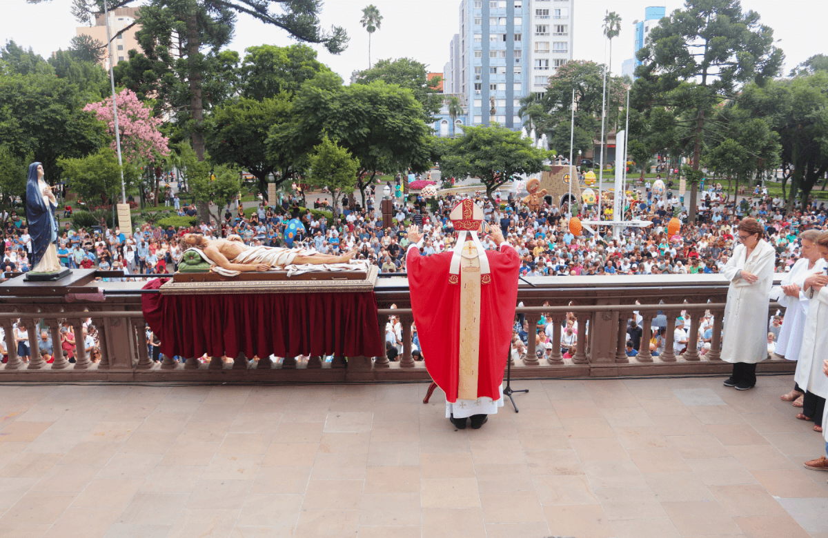 Foto de capa da notícia Encontro entre o Cristo Morto e Nossa Senhora das Dores reúne 10 mil pessoas, em Caxias do Sul