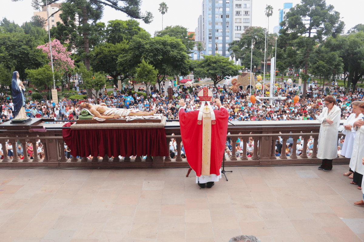Encontro entre o Cristo Morto e Nossa Senhora das Dores reúne 10 mil pessoas, em Caxias do Sul