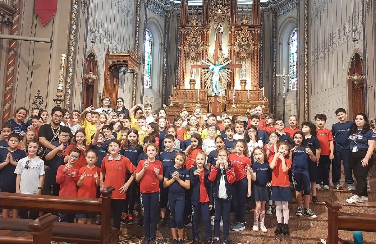 Foto de capa da notícia Estudantes do Colégio Murialdo visitam a Catedral para conhecer sobre a história da igreja e da Padroeira de Caxias