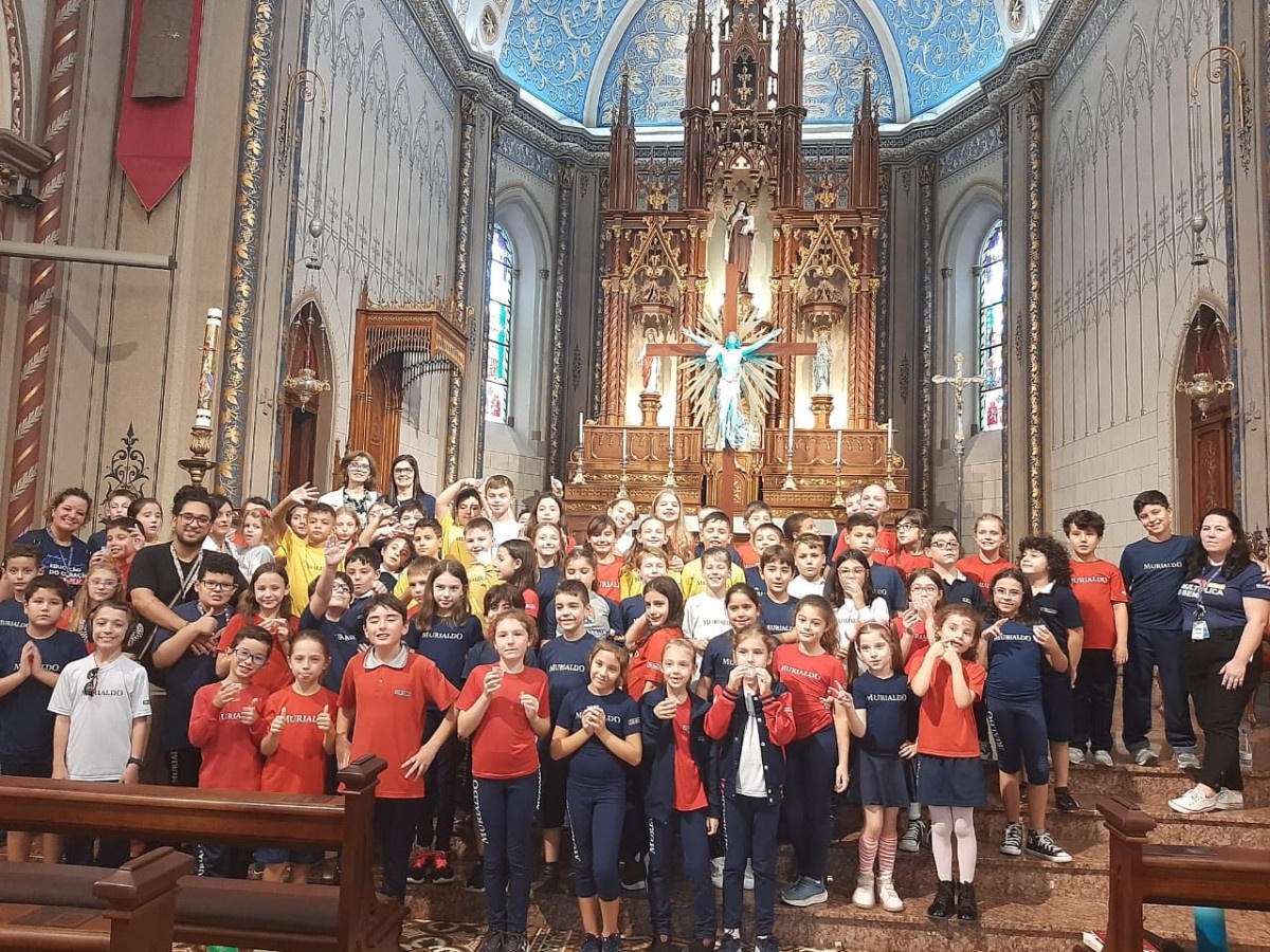 Estudantes do Colégio Murialdo visitam a Catedral para conhecer sobre a história da igreja e da Padroeira de Caxias